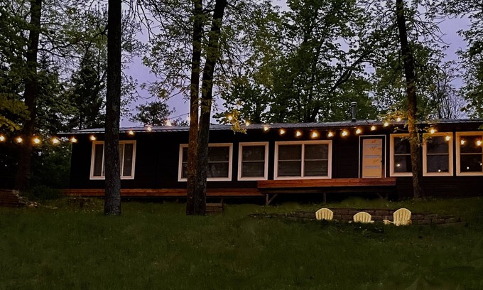 Deer River House | Modern Cabin on Stunning Deer Lake