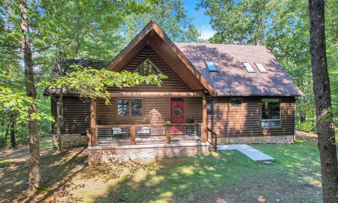 Tracy City Cabin | Modern Cabin w/Incredible Views near Monteagle. Firepit! Hiking!