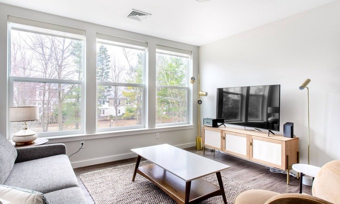 North Cambridge Apartment | Modern Cambridge 2BR w/W/D, Private access to Linear Park by Blueground