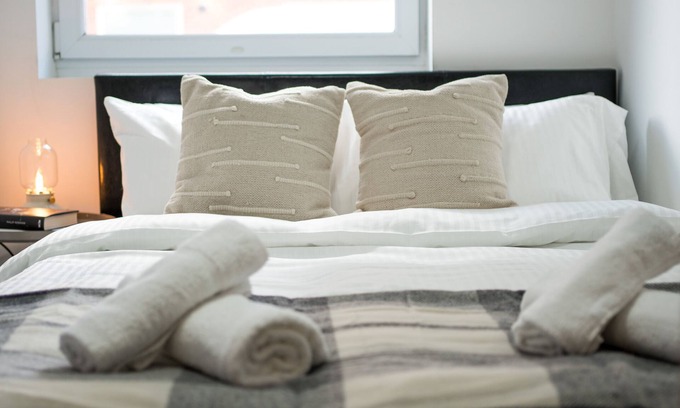 Limehouse Apartment | Modern CanaryWharf Apartments by Sleepy