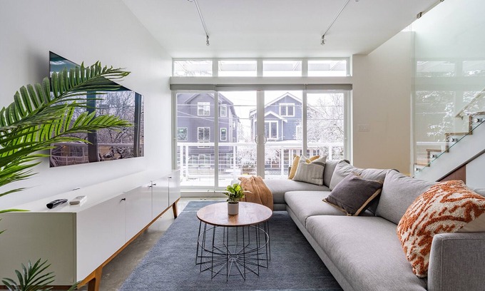 Broadway House | Modern Cap Hill Townhouse w/Rooftop Deck