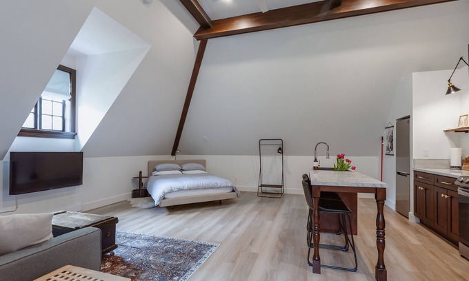 Maple Bay House | Modern Carriage House…close to trails and ocean