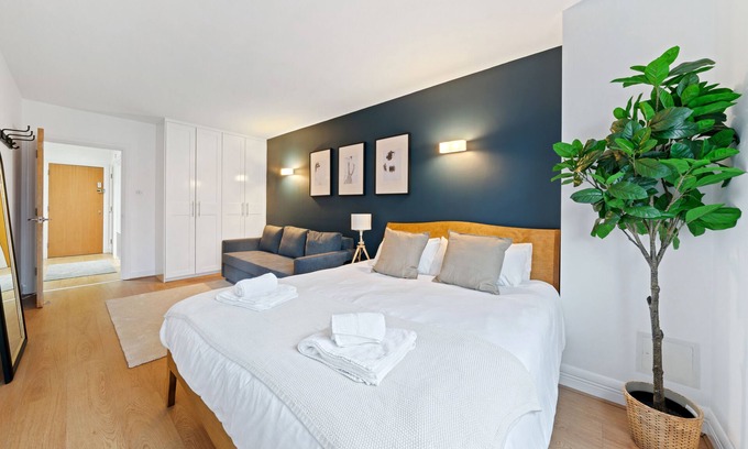 Haverstock Apartment | Modern & Central Camden Town Flat! Sleeps 8