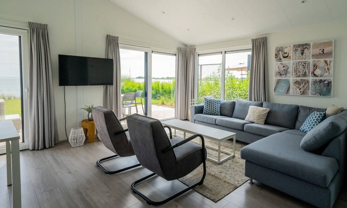 Bovenkarspel Ski Chalet | Modern chalet on the water of the Markermeer