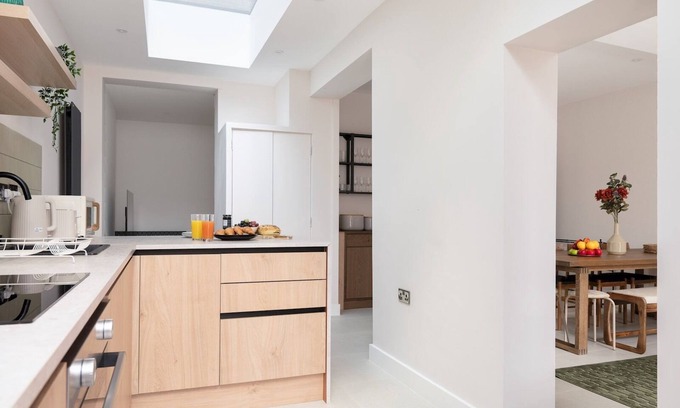 Oxford House | Modern, Chic 5BR Townhouse - Central Oxford | Pass the Keys