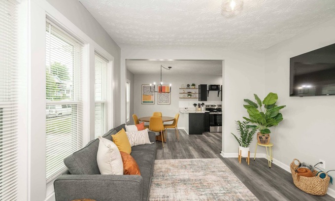 Cincinnati House | Modern Cincy Home – For 6