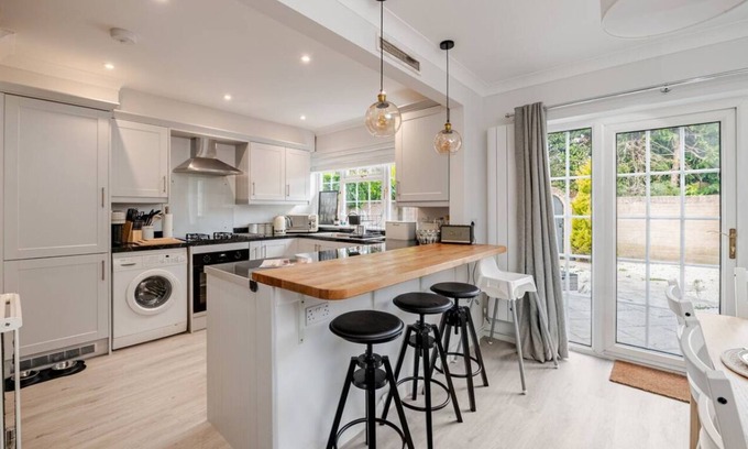 New Forest District Apartment | Modern Coastal Retreat, Hot Tub and Fire pit