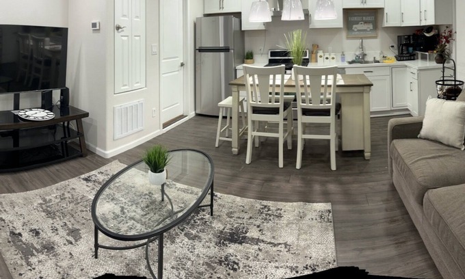 El Centro House | Modern Comfort- Full Kitchen + Private Parking- Ideal for Professionals