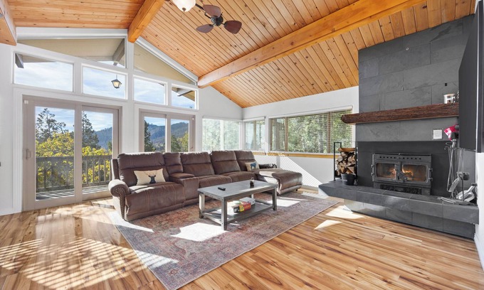 Alta Sierra Cabin | Modern Comfort in the Southern Sierras