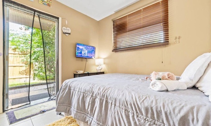 North Lauderdale Apartment | Modern comfortable close to the beach/airport