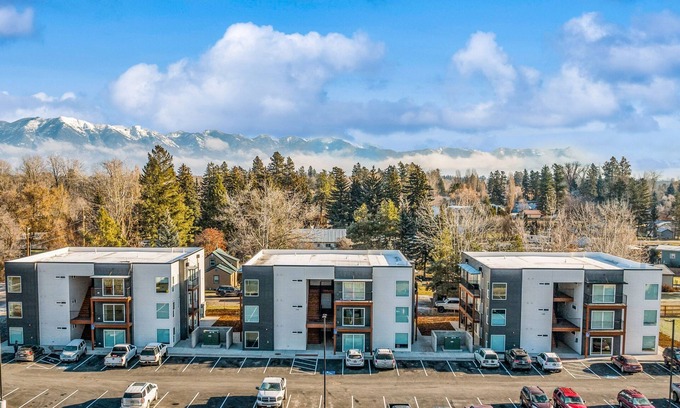 Evergreen Apartment | Modern condo with full kitchen & Washer/Dryer - Dog Friendly