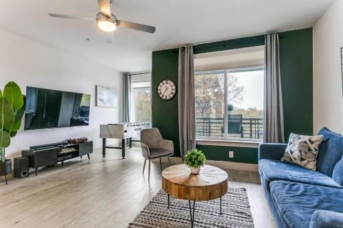 Downtown San Antonio Apartment | Modern Cozy Condo facing Riverwalk w King Suite