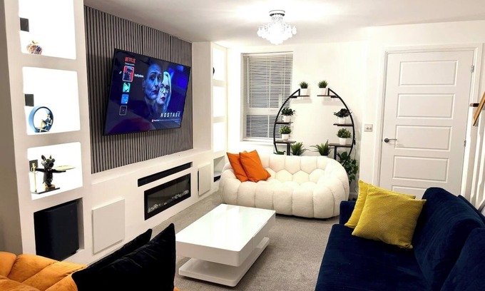 Wolverhampton House | Modern Cozy Room in 4BR Home