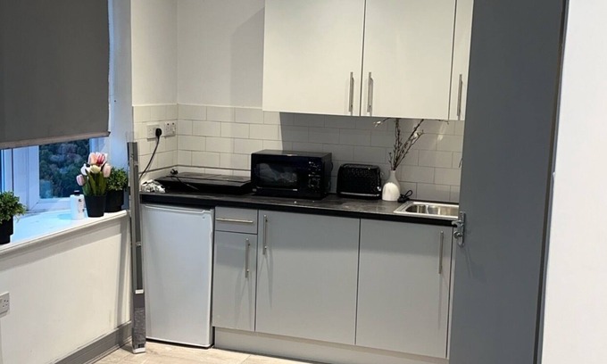 Pettits Apartment | Modern Cozy Studio Flat In Romford