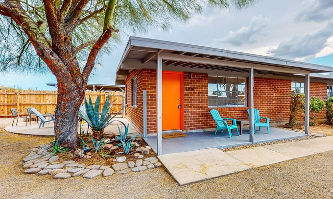 Palo Verde House | Modern Dog-Friendly SW Retreat w/Covered Parking & Pastries Delivered To You!