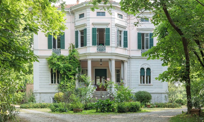 Parma Bed & Breakfast | Modern" double room with bathroom in a late 19th century villa