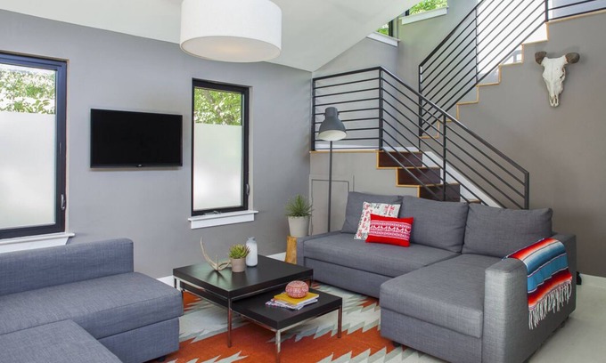 Chestnut House | Modern Downtown Austin - Great for large groups (1 of 2 homes - Casa Moderna 1)