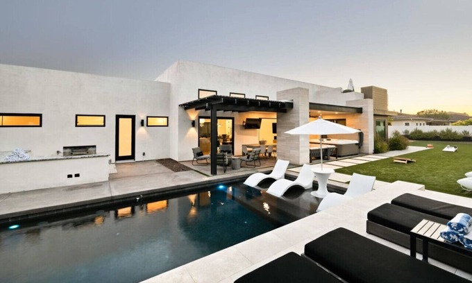 Arcadia House | Modern Dream Home Heated Pool Hot Tub 6BR 9 Beds