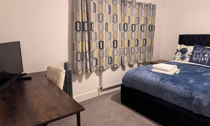 Elm Park House | Modern Easedale House - 3 Bed House in Hornchurch