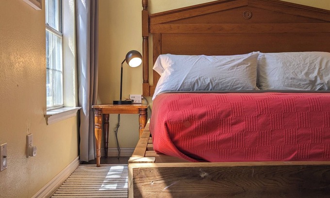 Irving House | Modern Eco-Friendly Townhouse; Walk to Park & Recreation King Bed