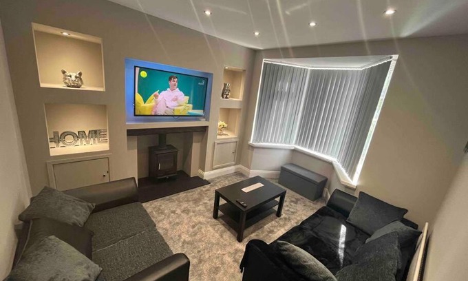 Newcastle-upon-Tyne Villa | Modern Family home large garden free parking