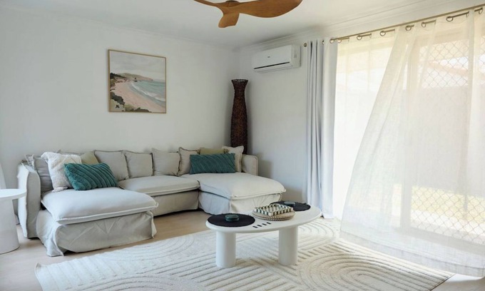 Varsity Lakes House | Modern familygroup stay - sleeps 6, pet friendly