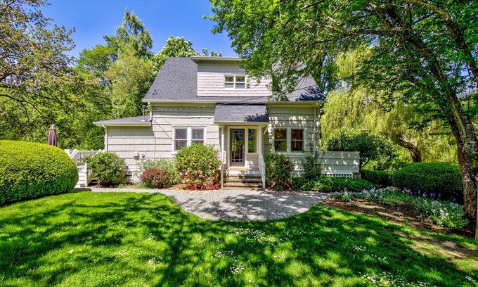 Bainbridge Island Other | MODERN FARMHOUSE with hot tub, spacious deck on 2 acres!