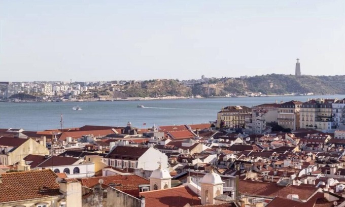 Santa Maria Maior Apartment | "Modern Flat with Balcony Overlooking Tagus River, Near Castelo