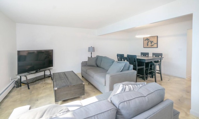 St. Clair Condo | Modern Furnished Condo-St.Clair