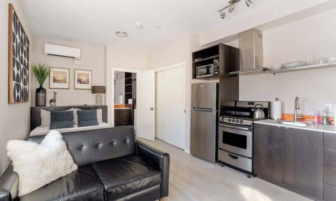 Belmont Apartment | Modern Hawthorne Studio - Food Carts & Local Shops