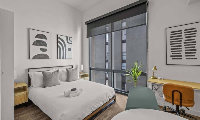 Garfield Apartment | Modern Highrise STU w/Sky Pool, Parking, Gym 09