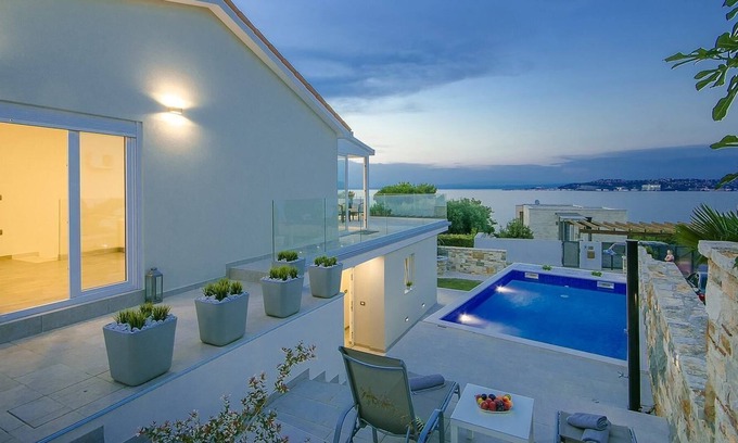Crveni Vrh Villa | Modern holiday home set on its own enclosed property only 100 m from the beach