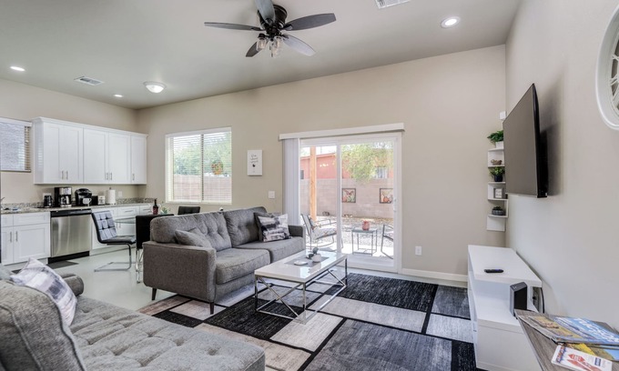 Limberlost House | Modern home, great central location, quiet neighborhood, walk to the Mall!