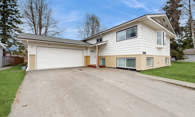 Campbell Park House | Modern home w/water and mountain views, spacious deck, BBQ, & nearby activities