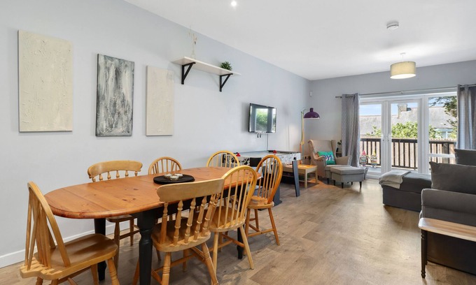 Brighton House | Modern Home with Parking. Business and Leisure