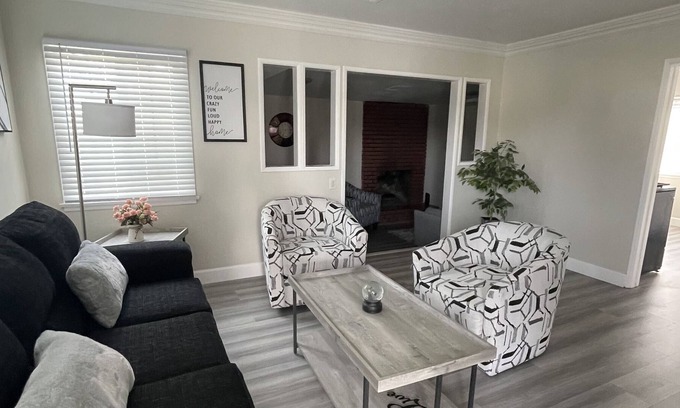 Lynwood House | Modern & Homely 3 BD 15 minutes from Airports, Beaches, DTLA & more