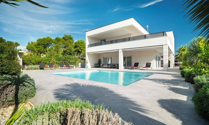 Tribunj Villa | Modern house, heated 9x6 m pool!