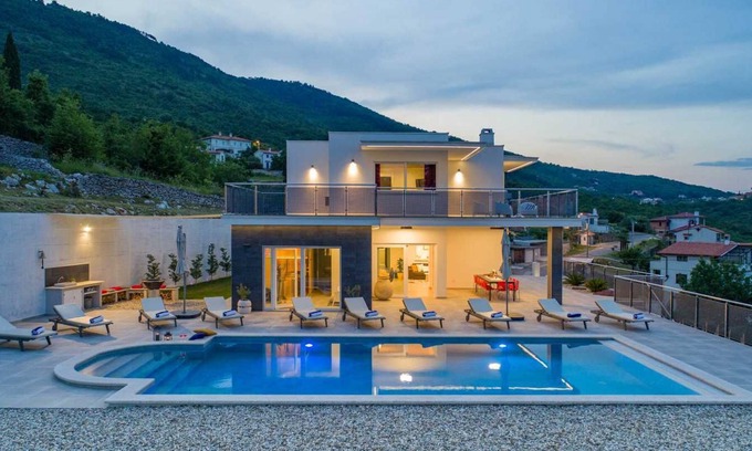 Martina Villa | Modern house for 12 people near a pebble beach, sea view