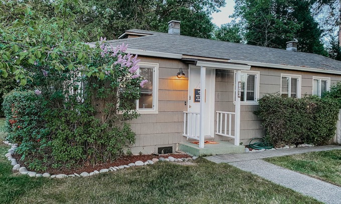 Grants Pass House | Modern House in the Heart of Grants Pass with Hot Tub and Fire Pit