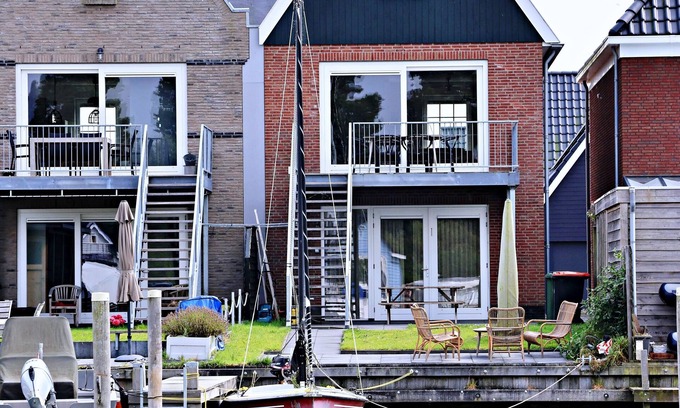 Stavoren House | Modern house with high terrace & garden on private canal & jetty
