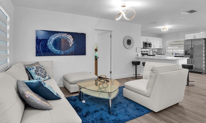 Hollywood Hills House | Modern House with Pool*15min from the Beach*airport