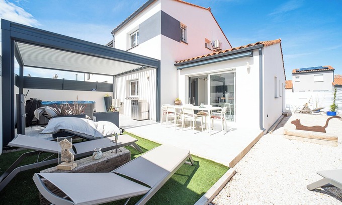 Pia House | MODERN HOUSE WITH SPA BOULES COURT & BIOCLIMATIC PERGOLA 12 KMS BEACH