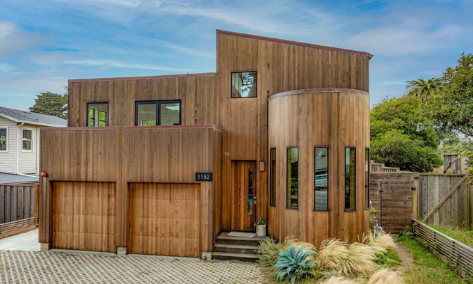 Montara House | Modern indoor-outdoor living w/Hot Tub – Walk to Beaches & Mountain Trails