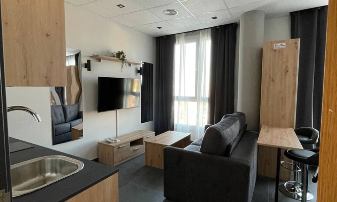 Parla Apartment | Modern keyless entry studio near Madrid 4.2