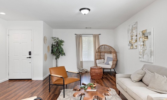 Tehachapi House | Modern | King, Queens | Spacious w/Stocked Kitchen