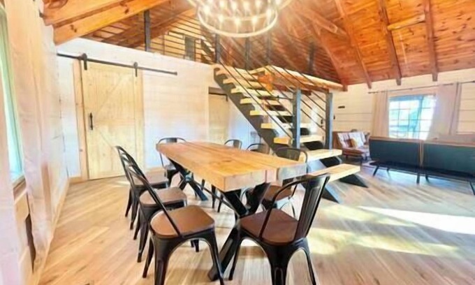 Sevierville House | Modern lake side nest HOTUB Fenced YARD king beds