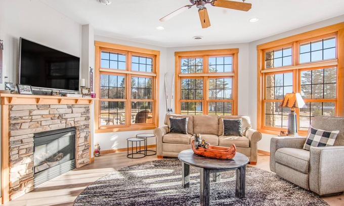 Three Lakes Condo | Modern lakefront condo with grill, W/D, gas fireplace, indoor pool, & hot tubs