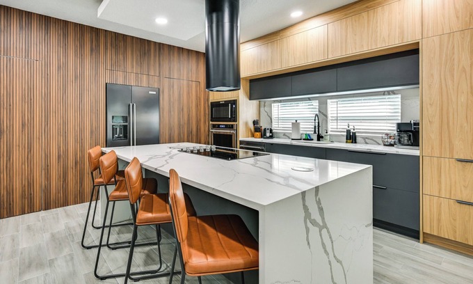 Lakeland House | Modern Lakeland Golf Retreat w/Putting Green