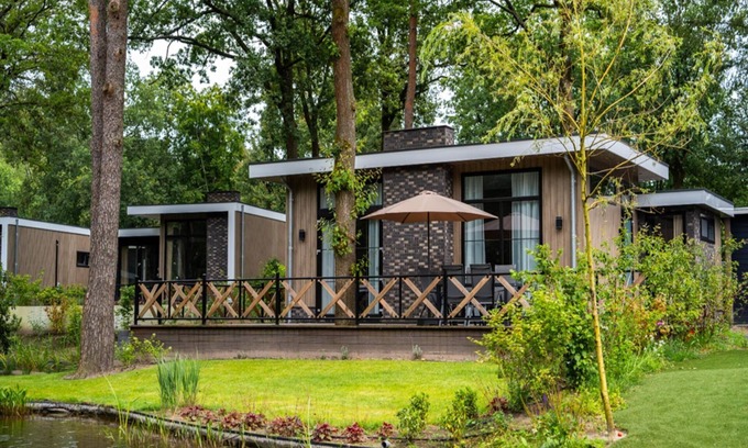 Bosgebied Hoenderloo House | Modern Lakeview Cottage in Veluwe