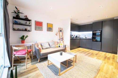 Markhouse Apartment | Modern, Light-Filled Studio in Trendy North London